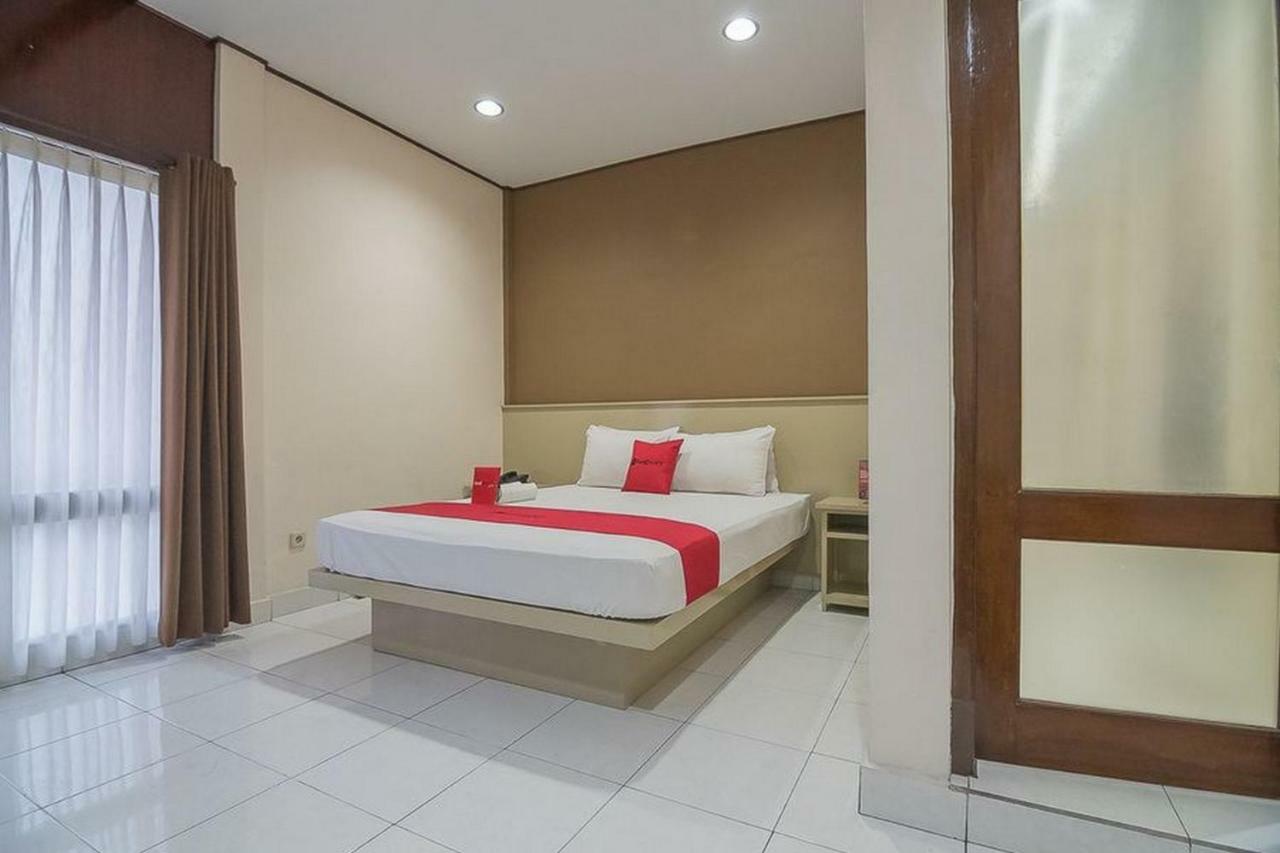 RedDoorz plus near Museum Geologi Bandung Bagian luar foto